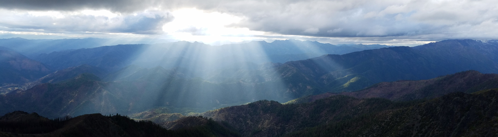 Sunrays from Weaver Bolly Lookout - Photo by Johanna Ostling